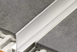 Schl�ter�-SHOWERPROFILE-WSL � transparentn� vlo�ka proti pretekaniu vody (m�kk� PVC, 37 mm)